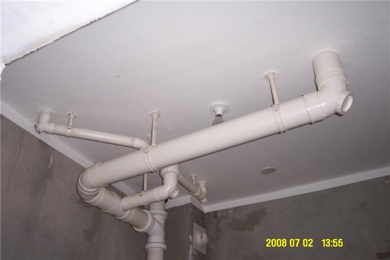 卫生间管道在天花板 急!请大家帮忙.卫生间天花板与管道连接处渗水!