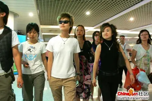 <em>李宇春</em>忘戴<em>胸罩</em> 白色T恤凸点被拍-单身俱乐部