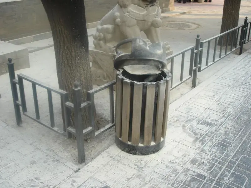 今天下午下楼 给孩子 买玩具,看到小公园那里一