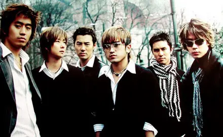 在经历了将近一年的艰苦练习生涯后,于1998年3月24日以歌曲《终结者》