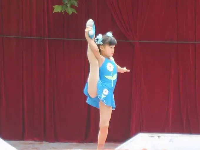 表演<em>杂技</em>的<em>小姑娘</em>-鲁发名城业主论坛-潍坊搜房