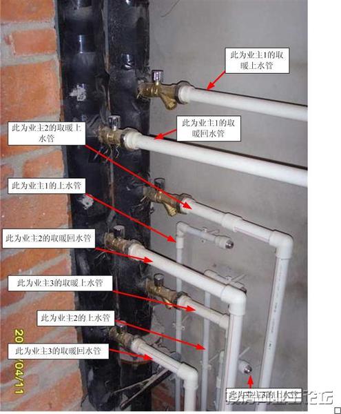 近几年的住宅楼又有了进步啦,水表及上水总线安排在室外的管道井中