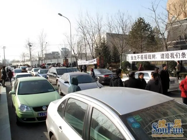 北京五环外小区业主过马路抗议天价停车费,富