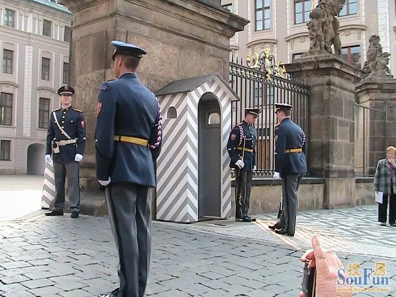 欧洲的卫兵和警察的照片,其中穿竖条服装的是