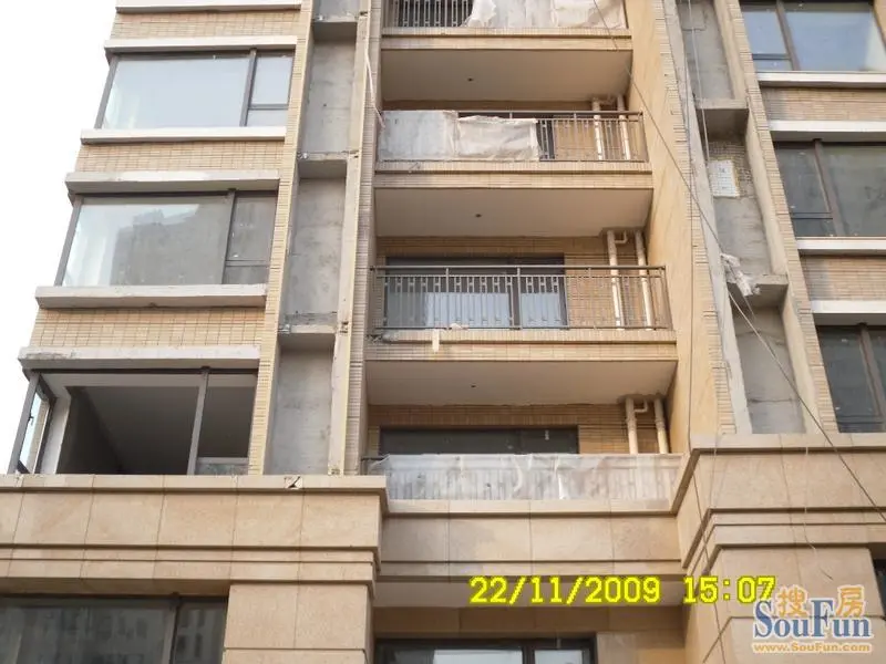 看看照片,室外下水管布置在露天阳台不好,能不