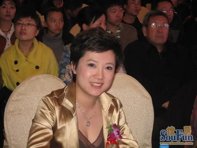 两点钟,答谢会正式开始,由大连电视台的名嘴胡楠主持,第一次在现实