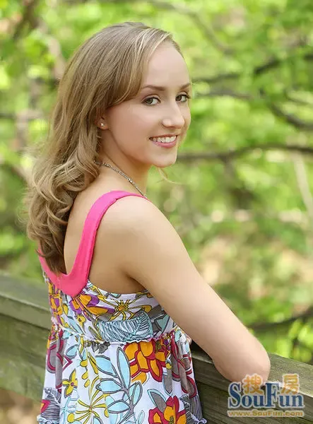 <em>华庭</em>的洋<em>妹妹</em>越来越多,哥们几个联合一起晚上