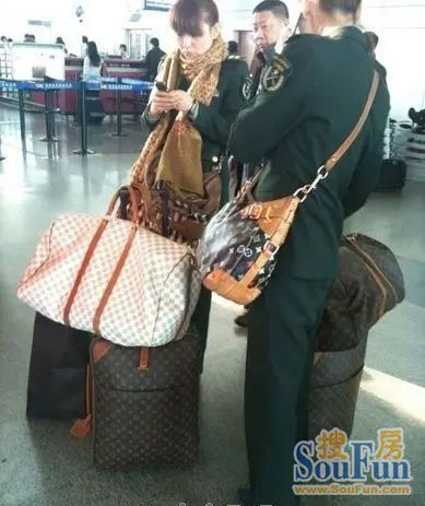 军装女 深圳机场挎名包奢华出行 总价值约35万