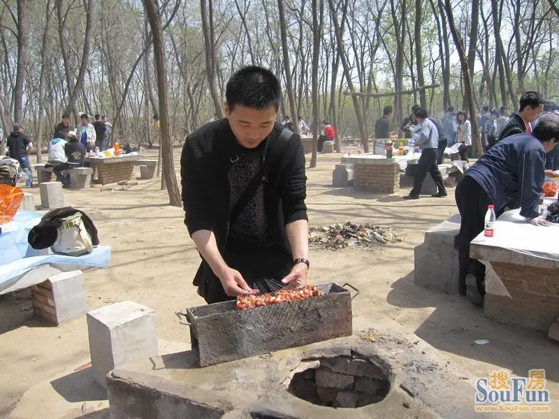 ...准备烤肉! 骑大马 找到烤肉点,都抢着干活,搬东西! 带来...
