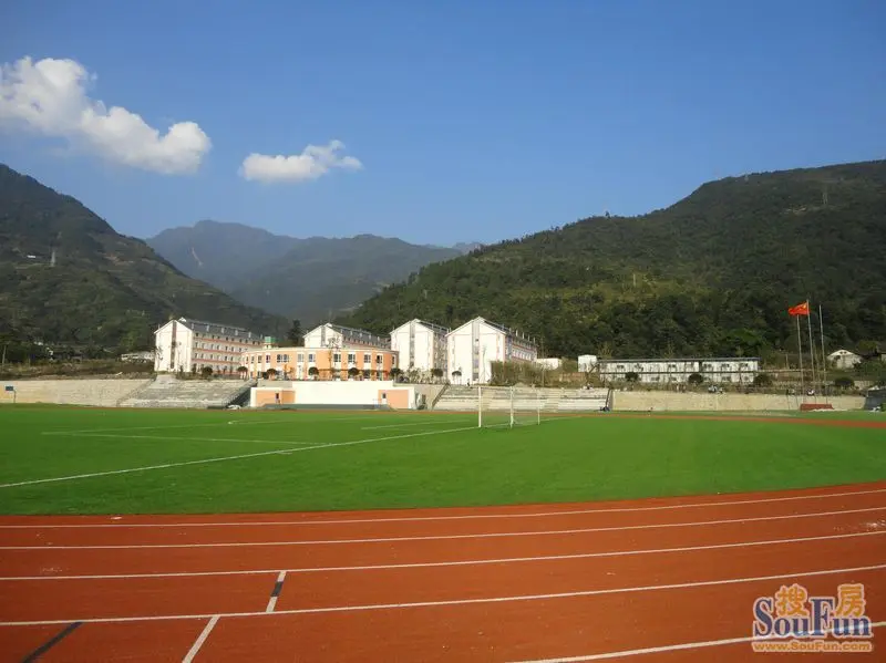 平武县中学生活区及操场