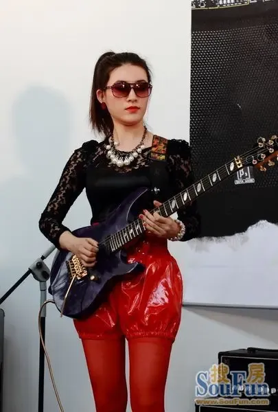 美女吉他手2_三光政策3的相册