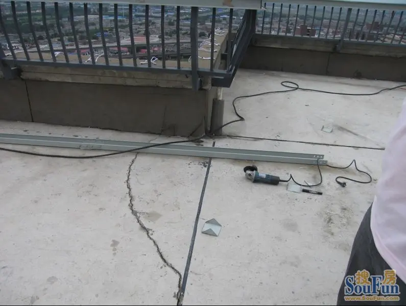 景城a9栋房子质量图片外房顶裂缝太大;顶楼过