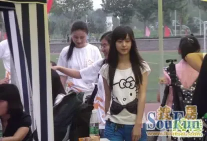 <em>奶茶妹妹章泽天</em>清华报到第一天被围堵女厕所,