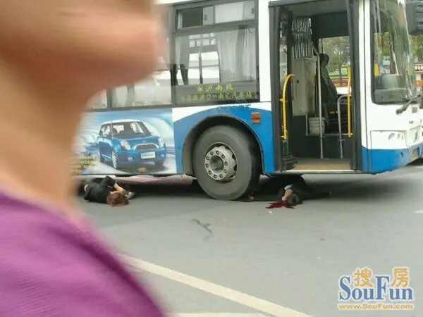 一辆从城东路由南向北右转弯进入人民东路的沪南线公交  车,撞上两名
