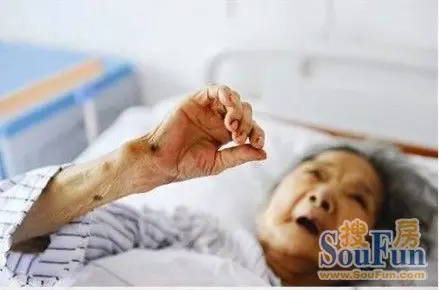 【七嘴八舌吧】老人卧床不起后子女在床板挖了个洞,下放马桶.她右腿在