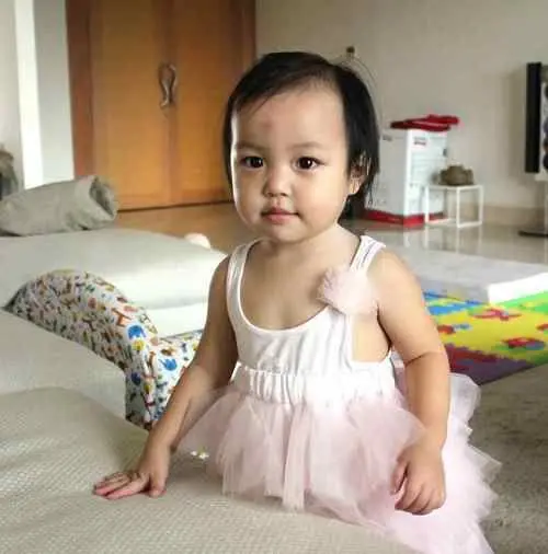 赵薇女儿照片曝光+跟她长的太像了-霍营社区论