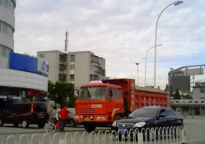 拉渣土大 货车 摘号牌闯红灯 通州玉带河西街又