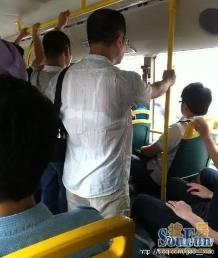 一个男人在公交车上<em>穿女士内衣</em>-天恒乐活城业