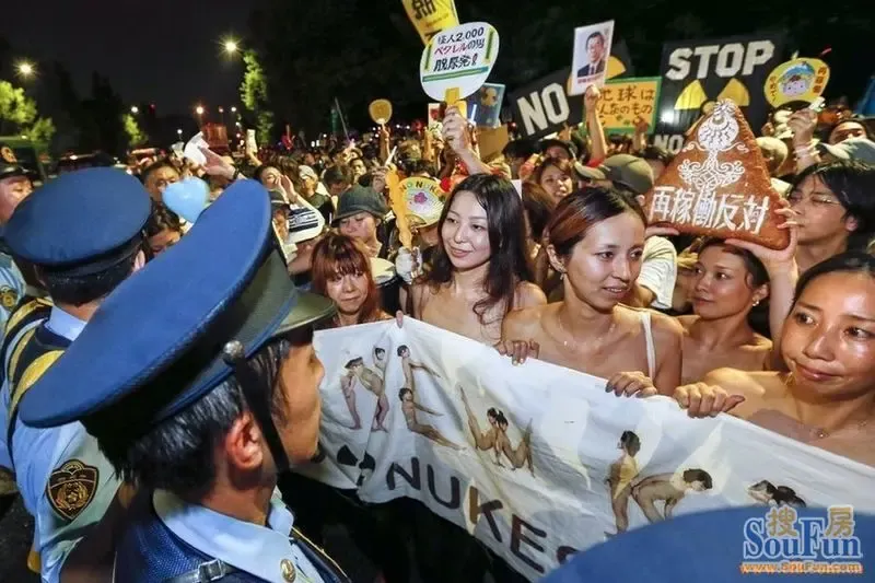 日本<em>美女luo</em>体反核大游行,悲哀啊~用肉搏争取
