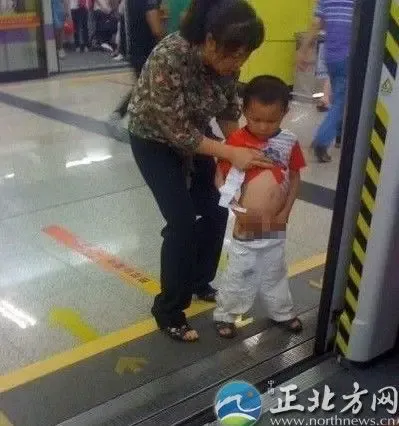 北京地铁撒尿哥图片