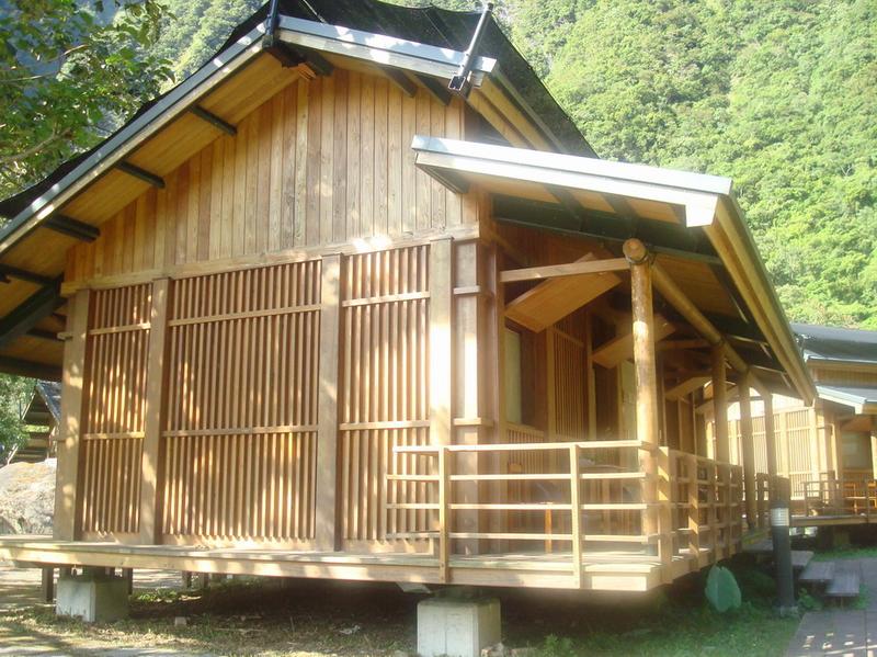 我当晚住的小木屋.里面日式风格装修.