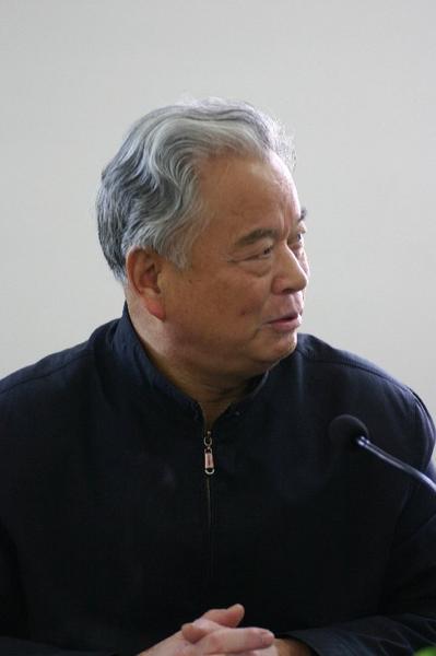 青岛市生产力学会副会长,青岛市体改委原副主任,教授侯