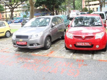 请注意:新加坡的普通车牌是黑色的,但是你也会发现这些红色车牌.