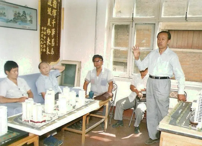 这是1988年7月,市长魏富海在寺儿沟住宅区建设指挥部的碰头会上.