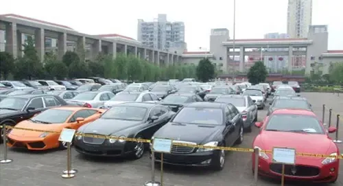 <em>女老大</em>长包16个年轻男子玩 <em>黑社会</em>豪车玛莎拉