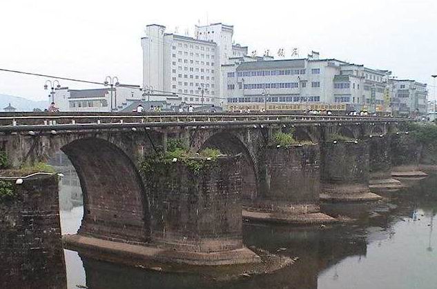 黄山市中心城区的老大桥(又称镇海桥),位于新安江,横江,率水三江