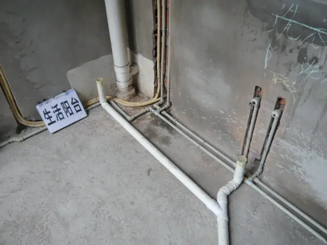 卫生间落水管用密封胶带密封,保持落水管畅通无阻.