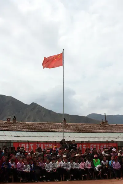 破旧的孤儿学校里最鲜艳的颜色——五星红旗