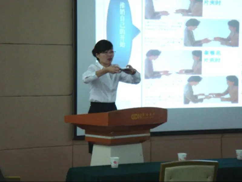 讲师示范递名片的姿势和礼仪