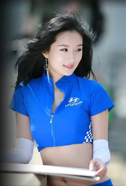 清纯<em>高雅</em>现代<em>美女</em>车摸 -深圳大山集团投资顾问