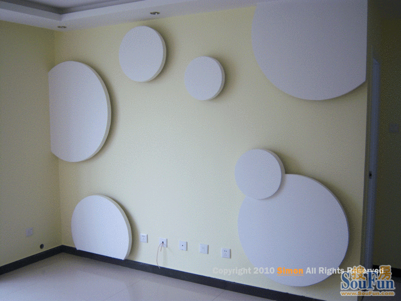 客厅影视墙为不规则圆形,白色和米黄互相衬托!很漂亮!