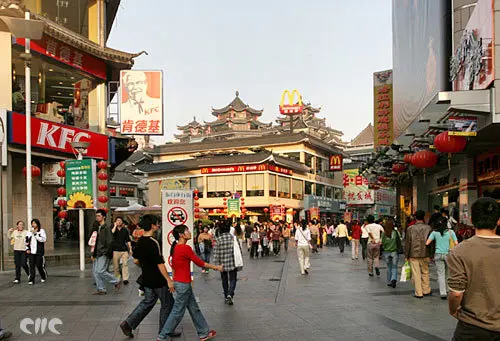 《现在》    具有300多年历史的深圳东门老街