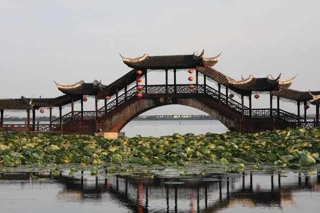 今早起来后,趴在古桥的栏杆上,看着湖光水景.真的不错!