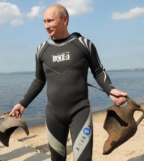 普京称俄不会出现新经济危机 潜水探宝被曝作