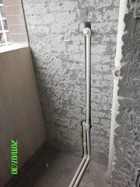 2. 客厅水管最好沿着墙顶走,可以用吊顶修饰,下面图中水管用了固定件.