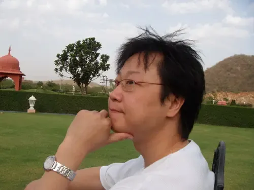 帅哥陈曦在宾馆外