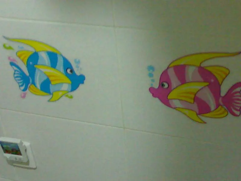 卫生间上的小画,一只小猫在照镜子。