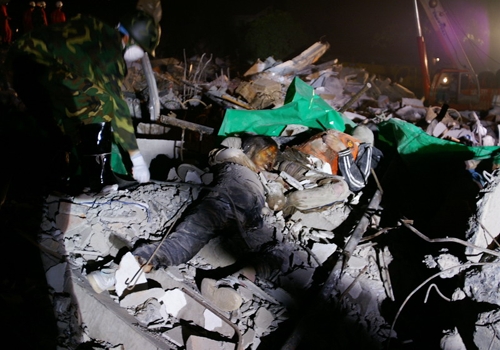 日以继夜的救援,从北川中学挖掘出受难学生遗体.